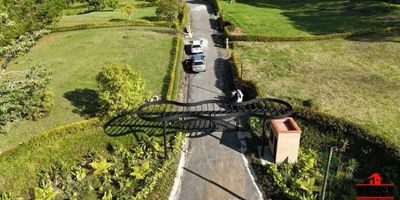 El proyecto se llama agua viva. Son solo 7 lotes. Áreas de 2.000 mts. Tienen redes de agua, energía y telecomunicaciones. Además cuentan con agua propia y acceso a una quebrada natural que linda y bordea el proyecto.&nbsp;
Los lotes son firmes, 100% aprovechables y con escritura independiente cada uno. Quedan en la vereda el cerro. Sector del Canadá. Entrando al Carmen por la vía que va de Rioengro a la ceja. Está a 2 kilómetros de la vía. 5 minutos. Hay servicio de transporte público. Es una zona muy segura y de mucha proyección en valorización.
Portería común eléctrica. Vía interna iluminada.