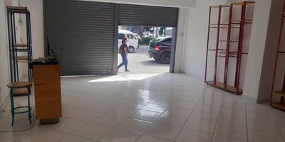 Arriendo Local Comercial – Barrio Colombia, MedellínUbicación estratégica sobre la Avenida 30, a pocos pasos del Centro Comercial Premium Plaza y la Estación Industriales del Metro. Zona de alto flujo peatonal y vehicular, ideal para potenciar tu negocio.Características del inmueble: Área total: 90 m² en primer piso, Espacio completamente abierto,1 baño, Lava escobas, Piso en cerámica, Puerta persiana enrollable tipo comercial.Ventajas de ubicación: Excelente vitrina comercial, Alto tráfico peatonal y vehicular, Varias rutas de transporte público, Cercanía a zonas Empresariales y comerciales.Ideal para: almacén, venta de repuestos, droguería, papelería, entre otros negocios afines.Canon de arrendamiento Valor + IVA.