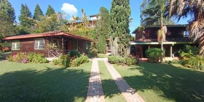 casa campestre en un lote de 2800 metros ubicada en  Guarne, vereda La Clara parte baja.Construidos 2 casas de 50 y 80 mts. aproximadamente.&nbsp;distribuidos casa de 50 : metros en madera inmunizada cuenta con sala ,corredores amplios ,baño social, chimenea, barra de licores ,escalas en madera al segundo piso donde encontramos habitación grande con balcón closet y bañocasa de 80 metros:sala comedor, cocina integral ,baño social ,2 habitaciones , lcuarto útil ,zona de ropas ,jardines ,portón eléctrico ,cerramiento en eugeniosPREDIAL anual 500.000Agua 30.000 mensual&nbsp;ENERGIA 60.000 mensual
