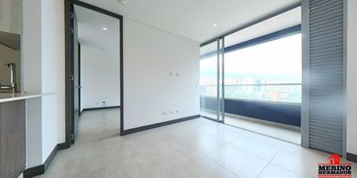 Arriendo Apartaestudio en Ciudad del Río – El Poblado, Medellín.¿Buscas comodidad, ubicación estratégica y excelentes amenidades? Este apartaestudio es ideal para ti.Ubicación privilegiada en el sector de Ciudad del Río, El Poblado. Cerca de la Avenida Las Vegas, Estación Industriales del Metro y múltiples rutas de transporte público. Área: 53 m².Distribución: Sala comedor con acceso a balcón amplio de pared a pared y vista panorámica. 1 alcoba independiente con baño privado y vestier1 baño social,Cocina integral abierta con barra americana, red de gas, Zona de ropas, Piso en cerámica, Parqueadero privado + cuarto útilUnidad residencial cerrada con: Portería 24 horasAscensorParqueadero para visitantes, 2 piscinas, Juegos infantiles, Sauna y turcoCanchas deportivas, Salón social, Zonas verdes, Gimnasio. Vive en una zona moderna, segura y con todo lo que necesitas a tu alcance.