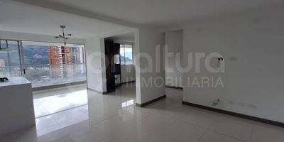 472-7487 Conaltura Inmobiliaria  ¡Vive en armonía con la naturaleza en Suramérica, Itaguí! Descubre este espectacular apartamento en venta, ubicado en un conjunto cerrado que te brinda seguridad, tranquilidad y calidad de vida. Disfruta de zonas comunes incomparables piscina, gimnasio, zonas verdes, juegos infantiles y mucho más. Además, ¡tendrás acceso a un bosque natural privado donde podrás reconectar contigo mismo y con la naturaleza! Ubicación estratégica cerca del Mall Suramérica, la parroquia Santa Teresa de Calcuta y con excelentes rutas de transporte hacia La Estrella, Sabaneta, Itaguí, el centro de Medellín y conexión directa con el metro. Ideal para quienes buscan bienestar, conexión con la naturaleza y comodidad urbana. ¡Haz de este lugar tu nuevo hogar o tu mejor inversión!