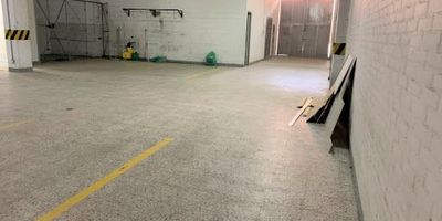 Bodega de 3.500 Metros,  Area libre de bodega 800 Metros, Altura de 6 Metros, Frente de 20 metros y Fondo de 40 Metros pisos están en Baldosa o Mármol, Bodega segundo piso 800 Metros Altura 3 metros, Con Ascensor, Mas área de Oficinas Tercer y cuarto piso de 1.900 Metros ideales para oficinas administrativas con conexiones de redes y eléctricas listas para usar. Ofrece 2 escaleras y un ascensor.  tiene un portón de doble altura, cuarto de redes y  subestación eléctrica de 225 kwa de Energía, Cuenta con 3 tanques de agua, 