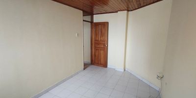 Apartamento ubicado al norte de ciudad de ambiente fresco luz natural durante día. Cuenta cocina integral mesón en aluminio pulido gabinetes superiores e inferiores, blackouts en las habitaciones, closet en habitaciones, las división de los baños son en vidrio templado, zona de labores, sala comedor, parqueadero asignado, hall de alcoba. El edificio ofrece portería 12 horas, amplias zonas de acceso al edificio. Es cercano a la calle 84 , supermercado ara, olímpica, amplias zonas peatonales, parque Venezuela colegio hebreo, Cra 43, universidad autónoma del caribe.