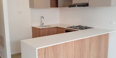 Apartamento con balcón y excelente distribución, cuenta con sala, comedor, cocina integral, zona de ropa y pisos en porcelanato; hall de alcobas, tres alcobas, dos baños, closets, disfruta de una agradable vista interior y exterior. El edificio ofrece ascensor, parqueadero cubierto y de visitantes, piscina, gimnasio, cancha deportiva, zona infantil, zonas verdes, zona BBQ, shut de basuras, portería y vigilancia 24/7. Excelente ubicación cerca de colegios, universidades, supermercados, centros comerciales, estaciones de gasolina, sobre vía principal con fácil acceso a transporte público, en zona residencial y comercial.