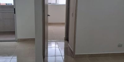 Se arrienda apartamento en unidad cerrada, con torre de parqueaderos y un area comercial. donde podras vivir en un entorno tranquilo y seguro, con facil acceso y cercanos a centros comerciales, colegios, parques. Ideal para familias que buscan comodidad y calidad de vida.  Descubre este moderno y luminoso apartamento de 2 habitaciones, 2 banos completos. con parqueadero, 
Las caracteristicas que destacan la unidad son: unidad cerrada con vigilancia 24 horas, ascensor y acceso pavimentado, zonas comunes como gimnasio, salon comunal, zona infantil, en la parte central hay una plazoleta arborizada con senderos peatonales, pista de triciclos y zonas verdes, cerca No te pierdas la oportunidad de vivir un lugar encantador y Vive en un ambiente campestre sin alejarte de las comodidades de la ciudad!
