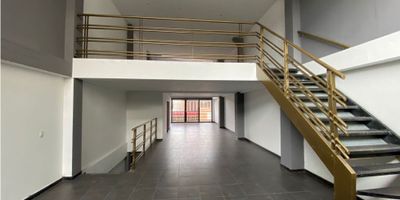 Este amplio local para alquiler se encuentra ubicado en la vibrante ciudad de Bogotá. Con un área total de 120 M2 y un área privada de igual medida, este espacio está listo para que des rienda suelta a tu emprendimiento.

Con dos baños incluídos, este local cuenta con todas las comodidades necesarias para brindar un excelente servicio a tus clientes. Además, cuenta con características internas como suministro de agua, baño auxiliar, doble ventana, servicio de electricidad y una vista panorámica inigualable.

El local se encuentra en una ubicación inmejorable, cercano a reconocidos centros comerciales, colegios y universidades, lo que garantiza un alto flujo de personas en la zona. Además, su acceso pavimentado y su ubicación sobre una vía principal facilitan el acceso a pie o en vehículo.

Entre sus beneficios externos se encuentra su cercanía a parques y zonas verdes, ideales para un descanso en medio de la ajetreada ciudad. También ofrece un fácil acceso a los medios de transporte público, lo que lo convierte en un lugar muy conveniente para todos.

La ubicación exterior de este local le brinda una gran visibilidad y exposición, lo que es ideal para cualquier tipo de negocio. Además, al estar en una zona comercial en constante crecimiento, ofrece una excelente oportunidad para invertir y expandir tu empresa.

En resumen, este local para alquiler es una excelente opción para aquellos que buscan un espacio amplio y bien ubicado en la capital colombiana. No pierdas la oportunidad de hacer crecer tu negocio en este lugar estratégico y con todas las facilidades que necesitas.
