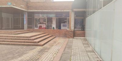 Excelente oportunidad de negocio en una de las zonas residenciales más convenientes de Niza. Este local cuenta con un baño propio y se encuentra estratégicamente ubicado cerca de la Avenida Suba, lo que facilita el acceso y la movilidad en la zona. La ubicación es privilegiada, rodeada de centros comerciales y con fácil acceso al transporte masivo, lo que garantiza gran afluencia de clientes y comodidad para empleados y visitantes.

El inmueble está libre de deudas, listo para ser utilizado y adaptado según las necesidades del negocio. Su distribución permite dividir el espacio si se desea, siendo ideal para un establecimiento de droguería, lavandería, o incluso para consolidar un solo negocio en un ambiente versátil y funcional.

No pierdas la oportunidad de establecer tu negocio en una zona residencial con gran potencial y excelente conectividad. ¡Contáctanos para más información y agendar una visita!

---