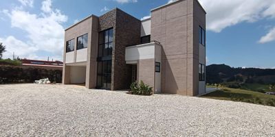 se renta hermosa casa campestre en le retiro con un area de 360m2 distribuidos en sal comedor cina integral terraza con bbq, 4 habiatciones,2 closet, un vestier y un baño privado cuenta con parqueadero cubierto vigilancia 24/7 

asesor: Juan Hernandez

celular: 3006663289

codigo wasi:9222317
