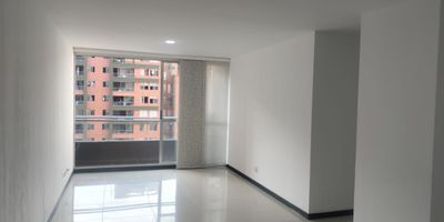 Apartamento en arriendo en unidad cerrada ubicada en un sector de gran crecimiento y desarrollo urbanístico, de fácil acceso desde la avenida principal, cercano a la estación del metro, con conexión a gran variedad de servicios complementarios y rutas de transporte público. Piso en porcelanato, sala comedor, estudio, estar de tv, 3 alcobas con baño en la principal, cocina integral abierta tipo americano, balcon y parqueadero cubierto . Conjunto cerrado con ascensor y zonas sociales completas que incluyen piscina, gimnasio, salón social, sauna, turco, parques infantiles, zonas verdes, vigilancia y portería 24 horas y circuito cerrado de tv.Inmuebles sujetos a verificación de disponibilidad