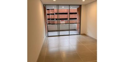 Apartamento nuevo para estrenar en unidad cerrada sector Camino Verde, cuenta con parqueadero doble lineal y cuarto util. 
La unidad brinda zonas comunes, como gimnasio, turco, cooworking, piscina, canchas, entre otros. 
cerca encuenta iglesias, CC City plaza, hospital Manuel Uribe Angel, supermercado Euro.
