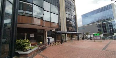 Espectacular Local ubicado en el Barrio Quinta Camacho Localidad Chapinero en la mejor plazoleta del Edificio La Previsora, con una ubicación ideal y privilegiada rodeado de una zona de alto flujo de personas, cerca de paraderos de SITP y Estación de Transmilenio, posee un excelente espacio de 156.54 m2. Cuenta con principales vías de acceso calle 57, carrera 13, carrera 8 cercano a supermercados, centros educativos, universidades, hoteles. Es preciso para establecer su negocio en un lugar estratégico y de gran visibilidad y por supuesto con alto flujo de transe bundes por vía carretera y peatones. Cualquier información adicional no dude en contactar al 3204454033 o al correo electrónico karen.gomezinmobiliariabogota.com