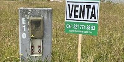 Se vende lote medianero de 84 m² ubicado en el proyecto Jardines del Carmen, en El Carmen de Viboral, una de las zonas con mayor valorización y proyección del municipio. El lote permite la construcción de una vivienda de hasta 115 m² en dos niveles, ideal para quienes buscan invertir o construir su hogar en un entorno tranquilo, de alta demanda y con excelente ubicación. El proyecto se destaca por su planificación, desarrollo y cercanía a vías principales y servicios esenciales.