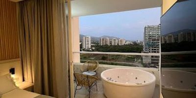 Apartamento amoblado en venta en el exclusivo sector de Pozos Colorados, SANTA MARTA a solo pasos del mar, ideal como inversión para renta vacacional o para quienes buscan un espacio moderno y funcional. Ubicado en el piso 11 de un edificio de 17 niveles con solo 1 año de construido, este inmueble cuenta con 32,5m, 1 habitación, 1 baño, parqueaderos comunitarios, 2 ascensores, shut de basura y planta eléctrica. El edificio ofrece completas zonas sociales para el descanso y entretenimiento, todo en estrato 6. Una excelente opción para vivir o invertir en una de las zonas de mayor proyección turística de Santa Marta.