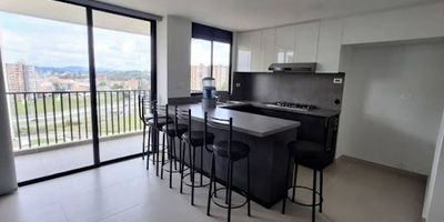 Descripción: 
447-13091 Apartamento en Arriendo en San Antonio de Pereira. Este apartamento de 74 metros ofrece un diseño cómodo y funcional. Cuenta con 3 alcobas, 2 baños, sala comedor iluminada, cocina integral moderna, zona de ropas independiente, balcón con vista agradable, 2 clósets y 1 vestier. Además, dispone de parqueadero privado y cuarto útil. 
Se encuentra ubicado en una unidad cerrada que ofrece portería 24 horas, ascensor y shut de basuras. Su ubicación estratégica permite fácil acceso a rutas de transporte público. Código del inmueble: 13091