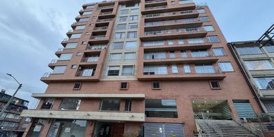 Apartamento amoblado en arriendo en el barrio Pardo Rubio, Chapinero. Excelente ubicación con acceso a transporte público y vías como la Cra 7ª, Av. Circunvalar y Calle 65. Cuenta con una habitación independiente con vestier, baño privado, cama doble y TV; sala-comedor con sofá cama y comedor de 4 puestos; cocina integral abierta con barra auxiliar, nevera y microondas; baño social y zona de lavandería con lavadora y secadora. Todos los elementos están en perfecto estado y funcionamiento. Edificio con gimnasio, sauna, salón social, parqueadero de visitantes y vigilancia 24/7. Cod: 4459