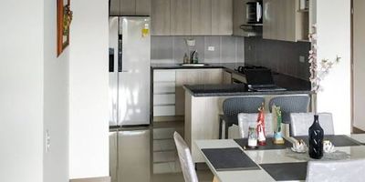 Apartamento en arriendo ubicado en Envigado, en una unidad completa, tranquila y segura. El sector es tranquilo, residencial y campestre. Cuenta con buenos acabados, excelente iluminación y consta de 3 habitaciones, sala-comedor, cocina integral, zona de ropas y balcón. La unidad ofrece servicios de portería 24 horas, ascensores, parqueaderos, piscina, gimnasio, salón social y turco. Está cerca de un centro comercial con tiendas, el Baratillo y cajeros electrónicos. El sector cuenta con muy buena ruta de transporte público, y también tiene rutas alimentadoras del metro que llegan hasta la estación Itagüí. 