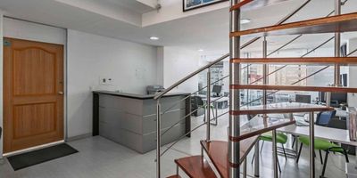 Presentamos este espacio de trabajo perfecto para su equipo, marca o emprendimiento. Una oficina muy iluminada, tipo dúplex. En el primer nivel; recibidor, un amplio espacio de lado a lado del edificio, ala oriental; oficina de gerencia y en el ala occidental dos oficinas o más, si se requiere, ya que el espacio se puede modificar o configurar con módulos por el área que permite jugar con la creatividad y la necesidad que usted tenga. Luego, por medio de su elegante escalera de caracol; acceda al segundo nivel donde encontrará un amplio espacio, también muy iluminado y configurable, donde podrá realizar juntas, zona de descanso, zona de refrigerio o de proyecciones; todo de acuerdo a su necesidad y al diseño que usted tenga en mente para su empresa. La oficina está en el último piso del edificio, tiene 3 espacios de parqueo y celaduría 24h, para que cuente con la comodidad que usted busca reunida en un solo espacio de trabajo, definitivamente un lugar ideal.
Puede entrega...