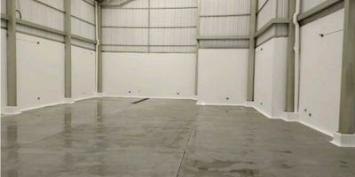 Bodega para arriendo situada a cuadra y media del parque principal del centro de Rionegro, cuenta con tres baños tres oficinas, con doble altura.
