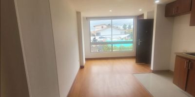 Apartamento en venta de 46 M², con vista exterior, ubicado en un 2do piso, acceso por escaleras. Consta de 2 habitaciones, 1 baño, sala comedor, cocina integral y zona de lavandería. Tiene piso laminado en habitaciones y zona social y cerámico en baños y cocina. Cerca a centro comercial Fontanar; cerca a almacenes de cadena D1; cerca a colegio Oficial Bojacá sede Mercedes de Calahorra; cerca a Universidad Cundinamarca; Vías de acceso por la Calle 29 y Carrera 2 Este.  33552753465
