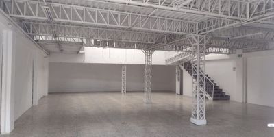 local con excelente ubicación al Norte de la ciudad, cuenta con un área de 400m2, de los cuales se distribuyen de la siguiente manera: 250m2 área libre del primer piso más un baño, 100m2 de mezzanine y 50m2 áreas para oficinas del piso 2 con un baño, está ubicado sobre la Calle 167 y cerca de la Avenida Boyacá y Autopista Norte.