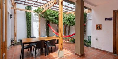 En el vibrante corazón de Teusaquillo, donde la elegancia republicana aún susurra entre calles arboladas y fachadas centenarias, se alza esta imponente casa, amplia y señorial, digna de nuevos sueños. Con cinco habitaciones de generosa proporción, ofrece el escenario perfecto para una gran familia, un emprendimiento con visión o el hogar donde converjan tradición y modernidad.

Desprovista de mobiliario, se entrega como un lienzo virgen, lista para encarnar tu estilo. Su ubicación privilegiada —a pasos del metro, teatros, cafés y centros culturales— permite disfrutar la vida citadina con comodidad y clase. Dos parqueaderos en línea garantizan practicidad. Disfruta su zona BBQ, los jardines comunales y la seguridad de un sistema de CCTV. Con tanque de agua propio, esta joya urbana te espera. Agenda tu visita y hazla tuya.