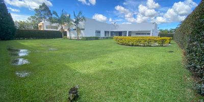 
? 350 metros construidos 1.550 lote totalmente plano
?️ 4 alcobas más servicio todas con baño y vestier
? 7 baños 
? 2 jacuzzi alcobas principal- patio
▪️sala y comedor independiente
▪️ zona ropa ??
▪️ doble altura 
▪️ lavaplatos 
▪️ extractos y horno
▪️ 8 parqueaderos, 6 descubiertos ?
▪️2 cuartos útiles

INMOBILIARIA J URIBE
