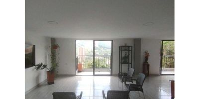 Casa en el sector de san isidro en sabaneta, 4 niveles, todas sus alcobas con baño privado y closet, patio amplio y posibilidad de parquear un carro al descubierto, sector tranquilo y con vista a la ciudad.

Codigo inmobiliaria 9224412
