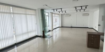 SE ARRIENDA OFICINA EN EL CENTRO DE BUCARAMANGA CERCA A LA ALCALDIA 

Oficina con baño privado, exterior, área 59 metros cuadrados, excelente iluminación natural, aires acondicionados, encortinada, citofono, ascensor, vigilancia 16 horas.

Canon incluida la administración, el servicio de agua y aseo a los baños comunes $2.700.000

