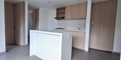 Apartamento en venta en Medellín Santa Fe. Cuenta con tres habitaciones, tres closet, un closet de linos, sala comedor, cocina integral con red de gas, dos baños completos, zona de ropas, balcón, aire acondicionado, parqueadero cubierto y cuarto útil. La unidad ofrece ascensor, coworking, biblioteca, salón social, lounge y espacios para reuniones. Disfruta de piscina para adultos e infantil, jacuzzi, turco, gimnasio, zona de asados, juegos infantiles, spa para mascotas y salón infantil. Fácil acceso, excelente transporte y cerca de Castropol, Simesa y San Diego. Contáctanos en Epicasa y descubre tu nuevo hogar.