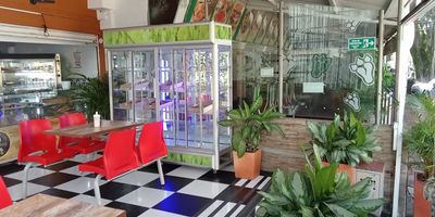 Local comercial de 40 m, ideal para negocios del sector gastronomico, ubicado sobre avenida principal con alto flujo peatonal y vehicular. Su excelente ubicacion, a pocos metros del estadio y cercano a una estacion del metro, lo convierte en un punto estrategico para captar gran afluencia de clientes, especialmente en dias de eventos o fines de semana. La zona es altamente comercial, rodeada de otros negocios, lo que potencia la visibilidad y atraccion del publico. El espacio cuenta con una distribucion funcional, ideal para cocina y atencion al cliente, siendo perfecto para restaurantes, comidas rapidas o cafeterias. Gran oportunidad para emprendedores del sector de alimentos. CANON $ 5.000.000 MAS IVA 