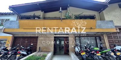 Venta. Para inversión espectacular Casa Lote para construir o desarrollar proyecto ubicada estratégicamente en el hermoso sector de Simón Bolívar a solo 4 cuadras del Éxito Laureles. Puntos de referencia: cerca a la glorieta de San Juan, a solo 4 minutos de Santa Gema, bancos, restaurantes, supermercados, transporte publico integrado, sector comercial. La casa tiene 2 plantas, se reestructuro para oficinas, una entidad de salud o cualquier establecimiento comercial, tiene red eléctrica,  espacios acondicionados para tener al menos 4 oficinas en una sola habitación, espacios para acondicionar sala de capacitaciones, garaje para almacenamiento, cocineta, baterías de baño para hombres y mujeres. En el exterior podrás encontrar fácil parqueadero tanto de carros como de motos, en la misma calle encontramos varias casas acondicionadas para el sector comercial.