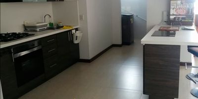 Tenemos disponible en arrendamiento apartamento amoblado en excelente sector de la ciudad, cerca de zona comercial y avenidas principales. Cuenta con: dos (2) alcobas, la alcoba principal con baño y vestier, 1 closet, sala comedor, balcón, cocina integral con barra americana, dos (2) baños con división en vidrio templado y calentador, zona de ropas, pisos en cerámica y parqueadero.

El conjunto cuenta con: portería 24 horas, gimnasio, terraza y zona bbq.

Código inmo: 3338 Manizales, Caldas 
