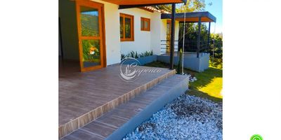 Invierte en el Paraíso Oportunidad Única en El Carmen de Viboral

Valor $480 millones
Ubicación Vereda Puente Larga, El Carmen de Viboral
 Área total 200 m Construidos 100 m proindiviso

Buscas una propiedad con alma, naturaleza y potencial de crecimiento Esta finca es mucho más que una inversión es un refugio de tranquilidad con las condiciones ideales para emprender un proyecto turístico, ecológico o simplemente vivir rodeado de paz y belleza. 

Características destacadas

Casa de 1 nivel con 3 acogedoras habitaciones y 2 baños 

Amplios balcones y pérgolas exteriores, perfectos para disfrutar del paisaje o recibir a tus futuros huéspedes 

Entorno campestre, aire puro, y un clima ideal todo el año 
Ubicada en una zona de alta valorización y desarrollo rural 
Proindiviso ideal para inversionistas visionarios que deseen compartir o expandir su inversión.

