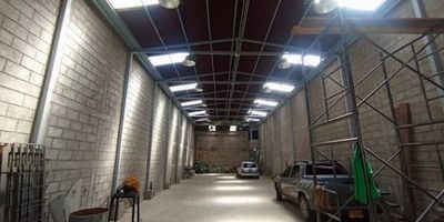 Bodega para arriendo, ubicada en zona estratégica de Bello, a pocos pasos del parque principal y del supermercado OR. Situada sobre vía principal de alto flujo peatonal y vehicular, esta propiedad ofrece una excelente visibilidad y facilidad de acceso. La bodega cuenta con un área total de 345 metros cuadrados, incluyendo una oficina de tres niveles con aproximadamente 57 m, ideal para labores administrativas y otro mas de dos niveles, con una altura total de 6 metros, cercha a 5.58 metros y una puerta de acceso de 4 metros de alto, lo que facilita la entrada de vehículos de carga. Dispone de baños y servicio de energía monofásica. Perfecta para empresas que buscan funcionalidad, ubicación privilegiada y fácil conexión con el transporte urbano y comercial. Para más información, comunícate con nuestra línea de atención al cliente. 
