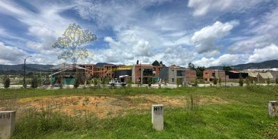 Lote para construir en La Ceja Antioquia, en la unidad abierta San Sebastián Campestre. Alli puedes construir tu casa de 100.47mt unifamiliar con parqueadero.