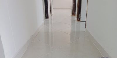 Apartamento de  46 m² en quinto piso, 3 alcobas, baño, 3 clósets, salón comedor, cocina integral, red de gas, balcón, calentador a gas,  zona de ropas y piso en cerámica.Unidad con portería 24 horas, parqueaderos comunes, piscina, juegos infantiles, salón social, sector residencial transporte público y supermercados cercanos.
Si deseas más información puedes escribir al WhatsApp 3052957899