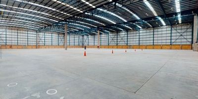 Bodega en Arriendo

Características de la Bodega:


 Área Total: 6,969 m²// Área Libre: 5,676.25 m² // Área de Oficinas: 1,293 m² // Altura: A Viga: 12 m  /  Total: 15 m // Capacidad Eléctrica: 75 KVA // Muelles y Accesos: 8 muelles deprimidos // 1 rampa de acceso a la bodega // Capacidad Portante del Piso: 5 toneladas/m² // Equipamiento: RCI (gabinetes).


Infraestructura Adicional:


 El parque industrial cuenta con báscula para camiones.


Esta bodega es ideal para empresas que requieren un amplio espacio de almacenamiento y oficinas, con excelente acceso y equipamiento.
