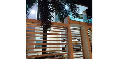 COD.922FR5272  SE VENDE CASA SUPER HERMOSA, UBICADA EN UN BUEN BARRIO DE PROYECCION, CERCA  SEDE DE LA ALCALDIA, ESTACION DE GASOLINA, UNIVERSIDADES, IGLESIAS, RESTAURANTES EXCLUSIVOS, PARQUE LA RONDA DEL SINU MARGEN IZQUIERDA DE MONTERIA, LA CASA CONSTA DE 2 PISOS, PORCELANAS FINAS, CLOSET Y PUERTAS MADERA FINA, CIRCUITO DE TELEVISION, GARAJE DOBLE CUBIERTO, SALA PRINCIPAL, JARDIN INTERNO DE LUJO, SALA DE TELEVISION, COSINA AMERICANA INTEGRAL Y COMEDOR, SALA DE STAR DE PISCINA, SEGUNDO PISO; 3 HABITACIONES CON CLOSET, HABITACION PRINCIPAL CON BAÑO Y VISTER Y CLOSET, SALA DE STAR Y DE ESTUDIO, LA CASA SE ENCUENTRA UN BARRIO NUEVO CALFICADO ESTRATO DOS, SERVICIOS PUBLICOS SUPER BARATO, APROVECHE ESTA GAMBA PRECIO NEGOCIABLE.
