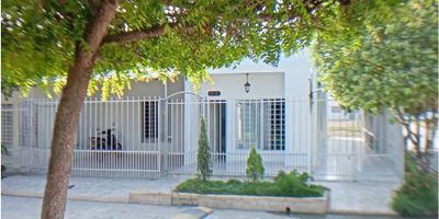 COD. 92FR25269  SE VENDE CASA HERMOSA EN LA URBANIZACION VALLEJO, UN BARRIO UBICADO MARGEN IZQUIERDA MONTERIA, BARRIO CON PROYECCION MEJORES RESTAURANTES, SUPERMERCADOS OLIMPICAS, ARA, ESTACION DE POLICIA MAS GRANDE DEL SECTOR, LA VILLA OLIMPICA MAS GRADE DE LA MARGE IZQUIERDA, LA CASA CONSTA DE SALA COMEDOR, COSINA AMERICANA INTEGRAL, TRES HABITACIONES CON CLOSET Y HABITACION PRINCIPAL BAÑO CON PROYECCION VESTIR, ZONA LABORES ENCHAPADA, SALA DE STAR. PRECIO SE ESCUCHA OFERTA.

ZONA DE PROYECCION Y VALORIZACION.
