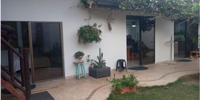 COD. 92FR25264  SE VENDE CASA SEMI CAMPESTRE, URBANIZACION CONJUNTO CERRADO, AMOBLADA, HERMOSA, ACABADO FINOS, BIEN UBICADO EN UNOS DE LOS SECTORES EXCLUSIVO DE LA CIUDAD DE MONTERIA, CERCA CENTROS COMERCIALES, TIENE 5 HABITACIONES, CON BAÑOS, UNA ALCOBA AMPLIA CON SALA Y TINA,TODAS CON CLOSET, SALA DE RECIBOS Y SALA DE ESTAR AMBAS CON COSINAS AMERICANAS, PATIO JARDIN INTERNO, SEGUNDO PISO BALCON CON PAJA FINA BRINDANDO UNA FRESQUEDAD,

CASA CAMPESTRE EN BARRIO EXCLUSIVO DE LA CIUDAD.
