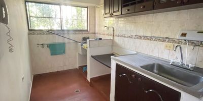 Venta apartamento en Cali, sector Colseguros Andes Super bien ubicado en la calle 14 con 32, Zona sur, central, rodeado de supermercados, colegios, iglesias, tiendas, mini Market, restaurantes, con facilidad de vías de acceso y salida hacia diferentes puntos cardinales de la ciudad, sistema de transporte masivo y buses urbanos.
Cuenta con 62 m², ubicado en primer piso, muy fresco y ventilado, rodeado de árboles Consta de sala comedor, con ventanal tres habitaciones, cocina, zona de oficios y un baño. Excelente opción para remodelar y generar renta mensual, tiene parqueadero propio descubierto.
Está libre de todo gravamen, precio negociable.