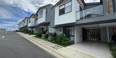 El valor del canon incluye administración. Te presentamos esta megapropiedad para la renta tipo casa en conjunto cerrado, ubicada en el sector más exclusivo de la ciudad, Cerritos. Villa Terra es un conjunto de tan solo 84 casas con acabados modernos,123 m² distribuidos en 2 niveles que componen 3 habitaciones con baño privado, baño social, cocina integral, terraza, jacuzzi, zona de ropas, parqueadero para 2 vehículos, zona de fácil acceso al transporte y zonas sociales completas.
