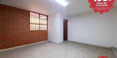 Local comercial en Envigado, ubicado a dos cuadras del parque principal. Dispone de puerta y vidriera, ideal para oficinas, consultorios, despacho de abogados, etc. Se encuentra en una zona comercial con alto flujo peatonal y vehicular, sobre la vía principal que lleva a Itagí. Está ubicado en el paradero de buses frente al colegio La Presentación, cerca de vías principales como la Avenida Poblado y la Avenida Las Vegas, así como de la Biblioteca Débora Arango, colegios, supermercados y restaurantes. Además, cuenta con buena ruta de transporte público. 