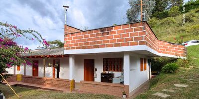 Finca campestre de 3 alcobas en venta en Piedras Blancas, Guarne – lockybroker.com – Código: 19415

¡Ideal para disfrutar de la naturaleza y la vida rural! Esta finca de 9.311 m² de lote y 289 m² construidos está ubicada en el sector Piedras Blancas de Guarne, una zona tranquila y rodeada de verde.
Cuenta con una casa principal antigua, restaurada en tapia, muy acogedora, además de una casa de herramientas, pesebrera para 10 caballos, galpón, pista de entrenamiento para equinos y 10 parqueaderos.
Con 3 alcobas, 2 baños y amplias zonas verdes, es perfecta para quienes buscan un espacio campestre con excelentes características para actividades ecuestres o descanso familiar.

Precio: $1.000.000.000

Contáctanos para agendar tu visita y conocer este hermoso lugar rodeado de naturaleza.

Contacta a City Raíz para más información:
 317 517 3975 – 604 322 28 09
 www.lockybroker.com
 contacto@lockybroker.com
 Calle 48 # 41-45 Oficina 1107, Ed. Del Café, Medellín

Puntos de referencia cercanos:

Parque Arví (a menos de 10 minutos)

Vía principal hacia Santa Elena

Restaurantes campestres y senderos ecológicos