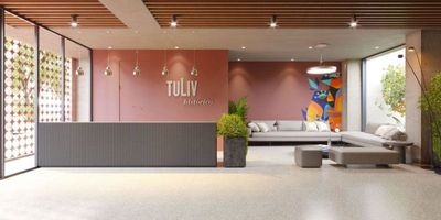 Ofrecemos para la venta un exclusivo apartamento en La Candelaria, Bogotá. Es un espacio perfecto para aquellos que buscan vivir en el corazón de la ciudad. Este apartamento se encuentra en el primer piso y ofrece una vista espectacular tanto de la ciudad como de las majestuosas montañas, lo que permite disfrutar de un ambiente tranquilo y acogedor.

El apartamento cuenta con una moderna cocina integral, equipada con estufa eléctrica y una barra estilo americano perfecta para disfrutar de desayunos relajados. Además, incorpora tecnología de domótica, ofreciendo lo último en comodidad y seguridad con alarma contra incendio incluida. Ideal para aquellos que disfrutan de un diseño práctico y contemporáneo sin dejar de lado la elegancia.

No pierdas esta oportunidad única de vivir en un lugar con todas las comodidades. ¡Pide tu visita ya!