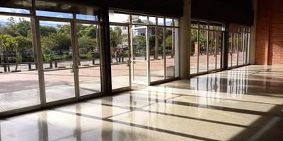Local comercial para arrendamiento con una excelente ubicación muy cercano de la estación del metro del poblado y ubicado sobre la avenida Guayabal hacen de su ubicación estratégica para un especial posicionamiento de marca, Tiene una Vitrina sobre la Avenida Guayabal de aproximadamente 4m con parqueaderos al frente entro de un centro ejecutivo donde están grandes marcas referentes tiene parqueaderos internos y en cuanto a seguridad es el centro ejecutivo mas seguro de toda la ciudad.
Que esperas para conocerlo