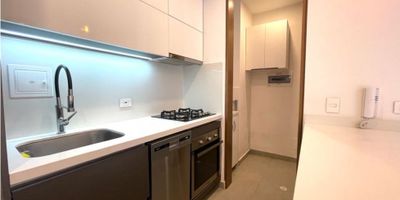 Se arrienda espectacular aptostudio con una gran terraza de 30mts, de una habitación con baño privado, walking closet, cocina abierta que se integra con la sala comedor con salida a la terraza, zona de lavandería independiente, baño social, puerta de seguridad. Dos parqueaderos en línea y depósito. Puerta de seguridad. Edificio con una espectacular terraza con bbq y 6 parqueaderos visitantes. Leasing Bancolombia.
