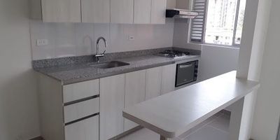 Apartamento en venta en Itagí, Suramérica. Con un área construida de 70.35 metros. Con una ubicación privilegiada, en una zona tranquila, pero a su vez cercana a las principales vías de acceso y al transporte público, este apartamento cuenta con espacios amplios y bien distribuidos, con una excelente iluminación natural y una vista panorámica que brinda un ambiente acogedor y relajante. Además, sus 2 habitaciones y 2 baños ofrecen un espacio ideal para familias o parejas que deseen tener un hogar cómodo y funcional. Cuenta con excelentes servicios adicionales como un gimnasio, piscina y sauna, entre muchas otras zonas comunes. ¡Este inmueble es una excelente oportunidad para quienes buscan comodidad y calidad de vida! 