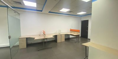 Oficina AMOBLADA en arriendo en edificio empresarial. Ubicación estratégica, sobre vía principal, gran variedad de servicios complementarios de centros comerciales, rutas de transporte público. Piso en porcelanato, 2 espacios, 7 puestos de trabajo, cableado de red, techo cielo raso, aire acondicionado central, y parqueaderos cubiertos. Vigilancia 24 horas, citofonia, baños comunales, auditorio,planta electrica y circuito cerrado de tv.Inmuebles sujetos a verificación de disponibilidad