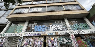 Este gran edificio en excelente ubicacion se encuentra a la venta y cuenta con un área de terreno de 1800m2 y un área construida de 1400m2. Cuenta con 3 garajes amplios para tener un lugar donde estacionar vehículos. Se ofrece un acceso pavimentado de forma segura al inmueble.

Para sumarle comodidad y mayor seguridad, el inmueble cuenta con un moderno ascensor que permite el transporte de personas y mercaderías. El edificio también admite mascotas, lo que se traduce en mas comodidad y diversas actividades recreativas al aire libre.

En relación a la ubicación, se hace importante mencionar que esta cerca de diversos servicios y centros comerciales, lo que permite recreación e incluso compras cercanas. Al mismo tiempo, se destaca la seguridad e higiene que ofrece la zona, así como las diferentes vías de acceso.

En conclusión, este magnífico inmueble para venta, ofrece comodidad, es estratégicamente ubicado, además de contar con cualidades e incluso ciertas características única, como la posibilidad de tener mascotas. Por estas y muchas mas razones, una visita permite disfrutar de esta maravillosa propiedad.
